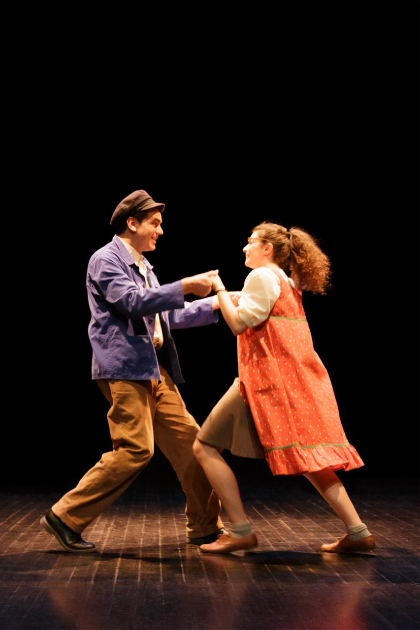 Un comédien et une comédienne dansent, création lumière de Jérôme Baudouin, créateur lumière en danse, théâtre et spectacle vivant